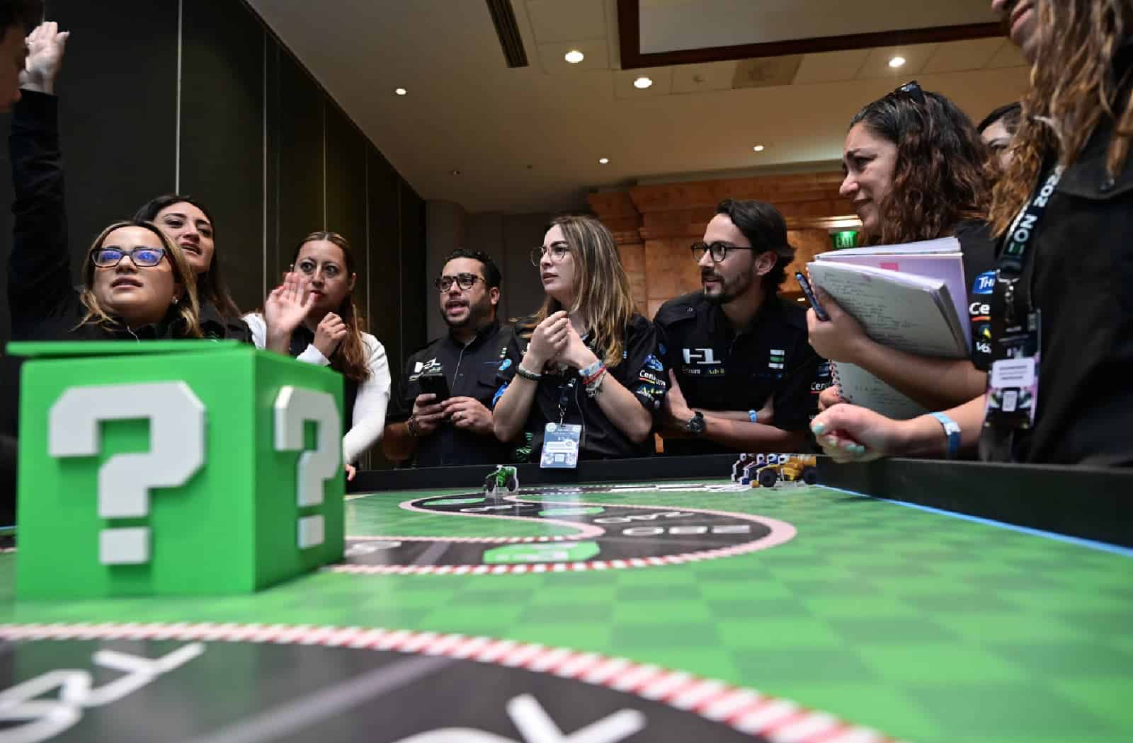 juego caja misteriosa en equipo