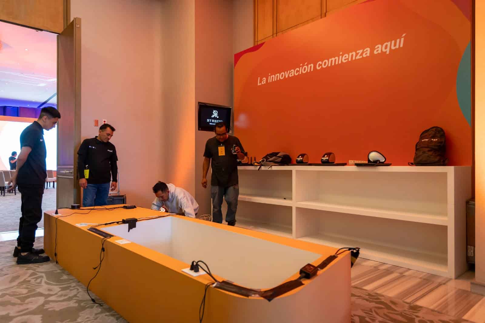 Cuatro personas armando un stand para el congreso veeva